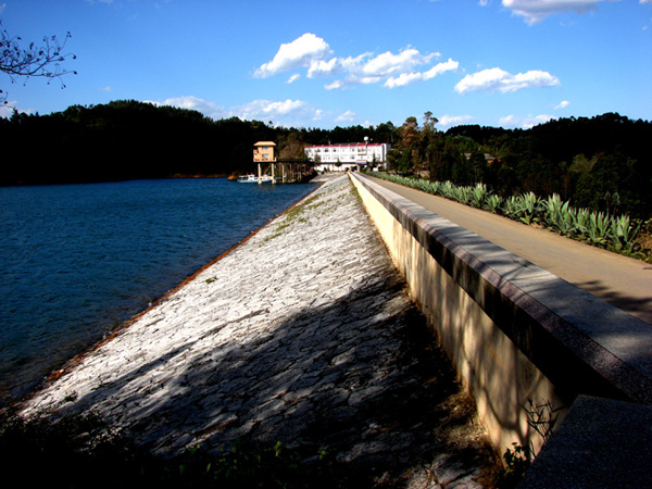 坝 摄影 山上来客