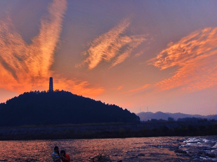 夕阳塔影 摄影 亦均