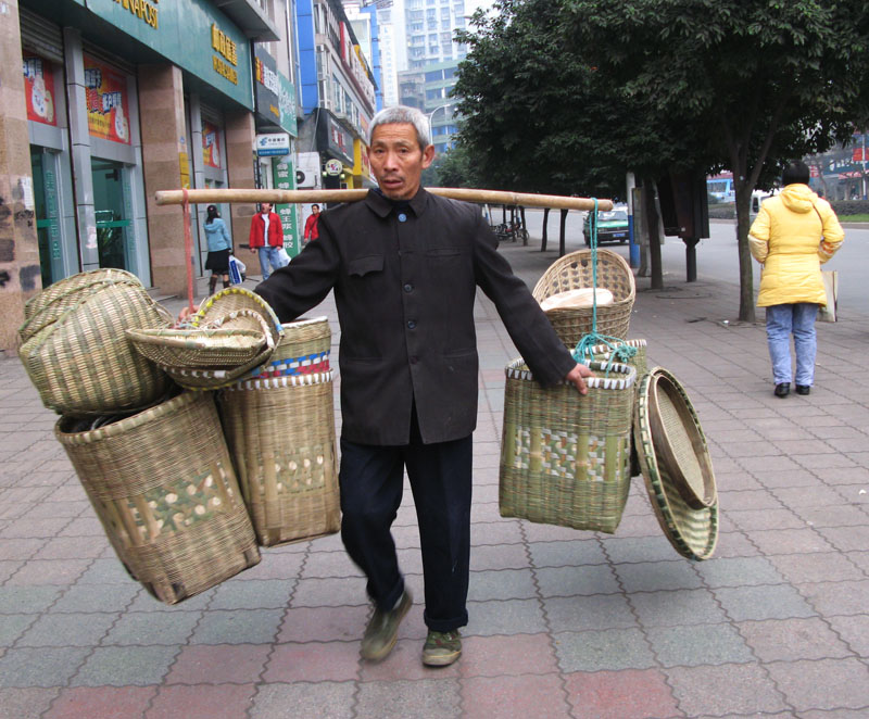 竹器挑卖大街上 摄影 快乐瞬间