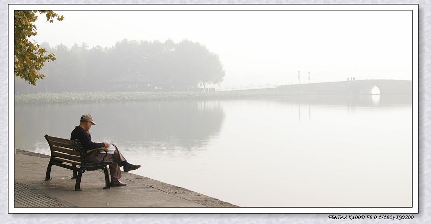 清晨来到湖畔读书 摄影 大巴山月