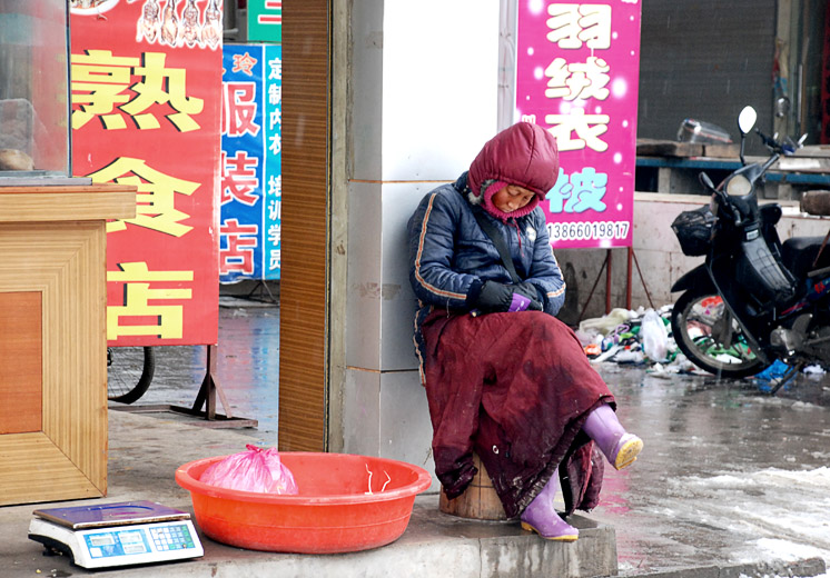 菜卖完了,人也困了. 摄影 緑葉