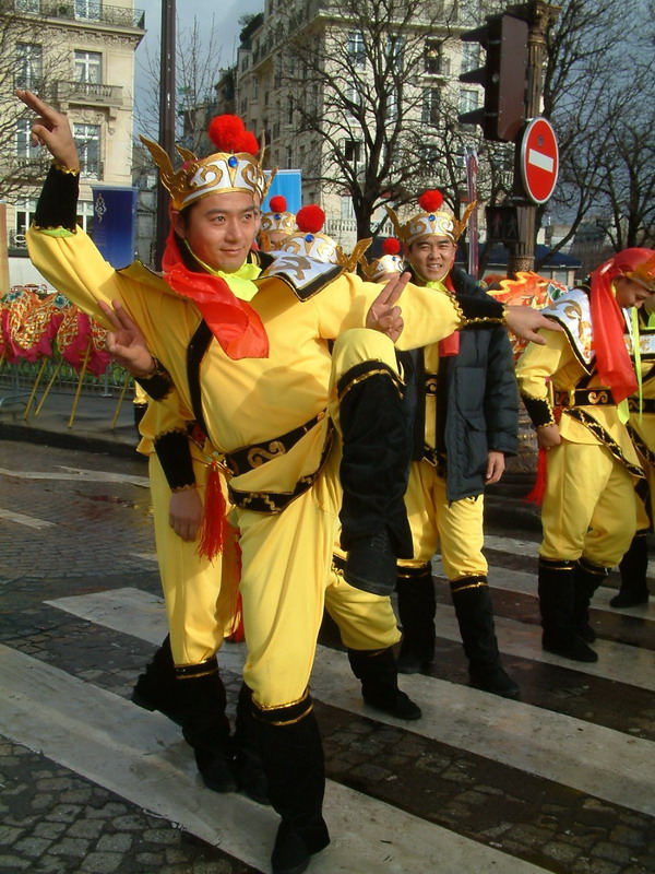 巴黎香榭丽舍大街上露一手中国功夫 摄影 路易斯