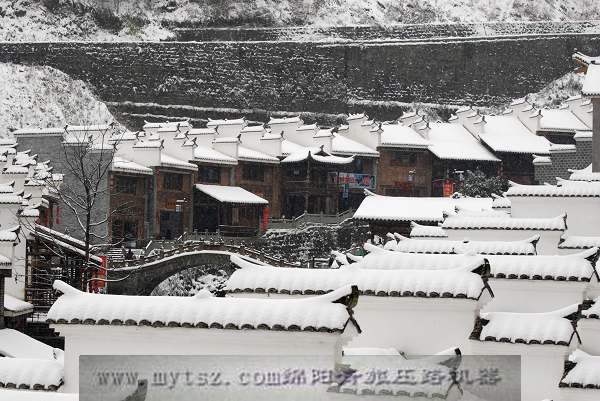 千佛山老街雪景 摄影 压路机器