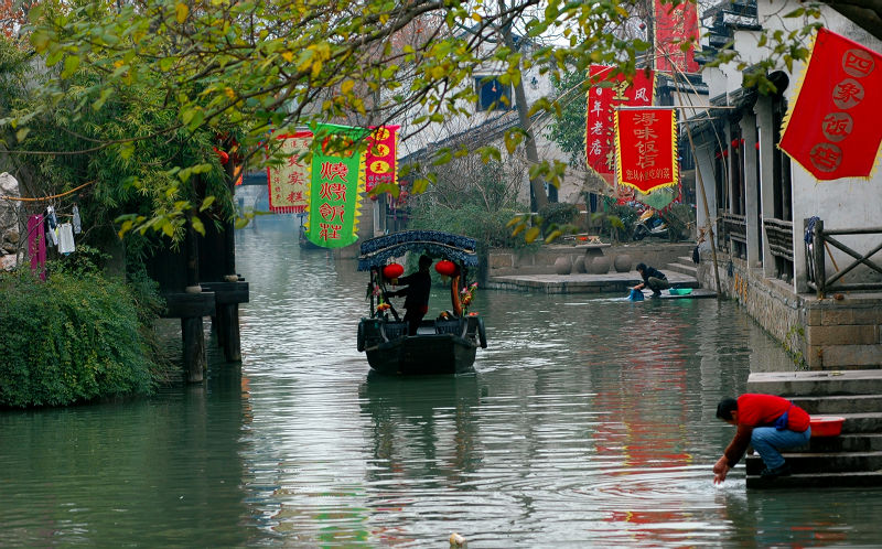 <水乡今天挂满旗> 摄影 Robbin