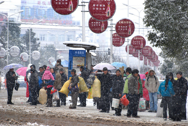 风雪难阻返乡人 摄影 河边