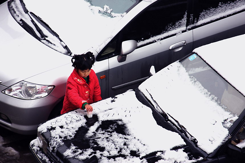 红衣女孩与雪 摄影 陆奇