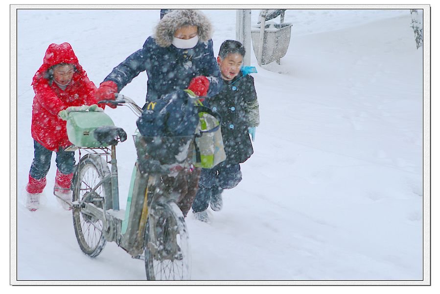 风雪上学路 摄影 句吴潜人