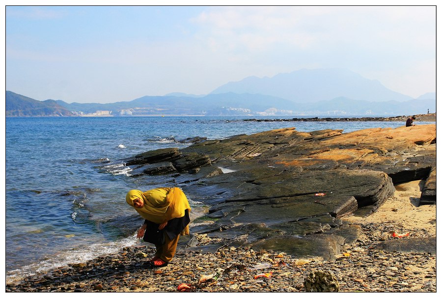 《海岸奇葩》·海边拾贝 摄影 东山少爷