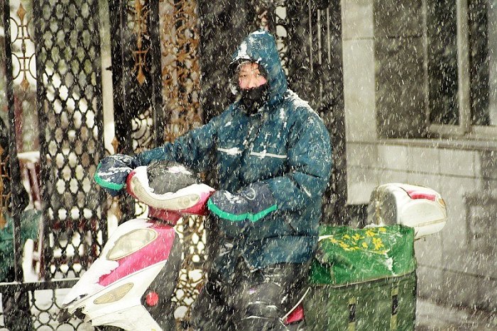 风雪送报人 摄影 巴山