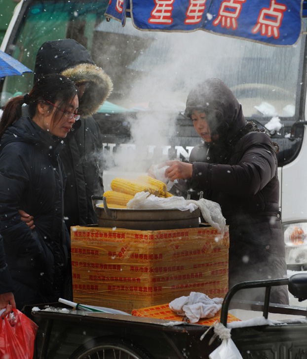 《街景—送上雪日暖暖情》 摄影 河边