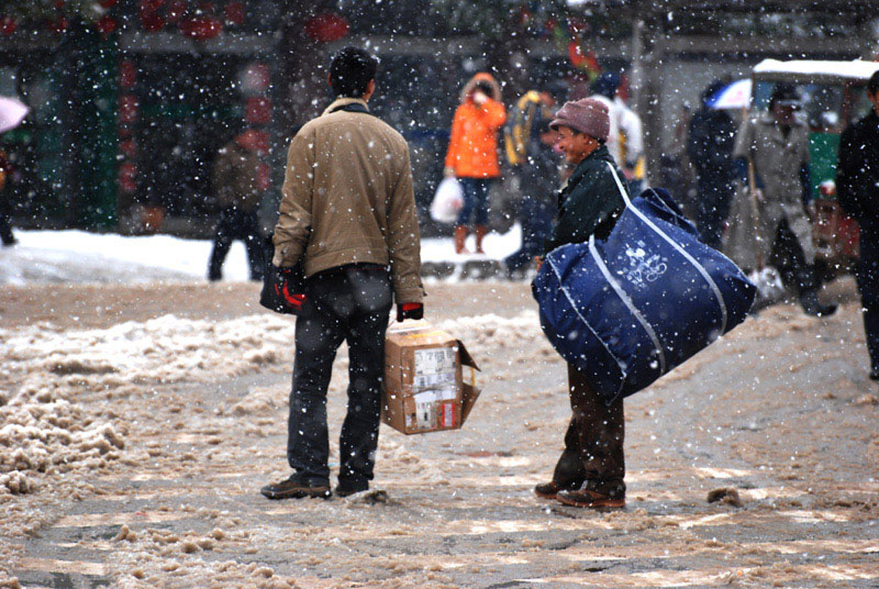 风雪返乡人 摄影 河边