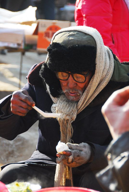 吃早饭的老人 摄影 晨光影像