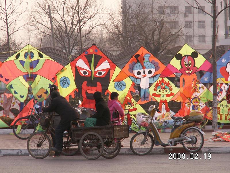 元宵节前小城广场上卖风筝的人们 摄影 山里的黄昏