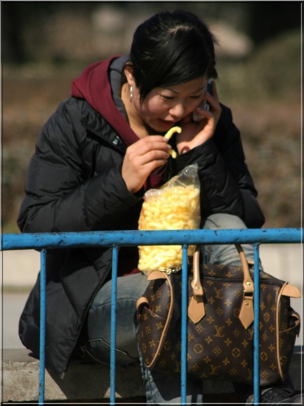 边吃边打两不误 摄影 郑州老冒