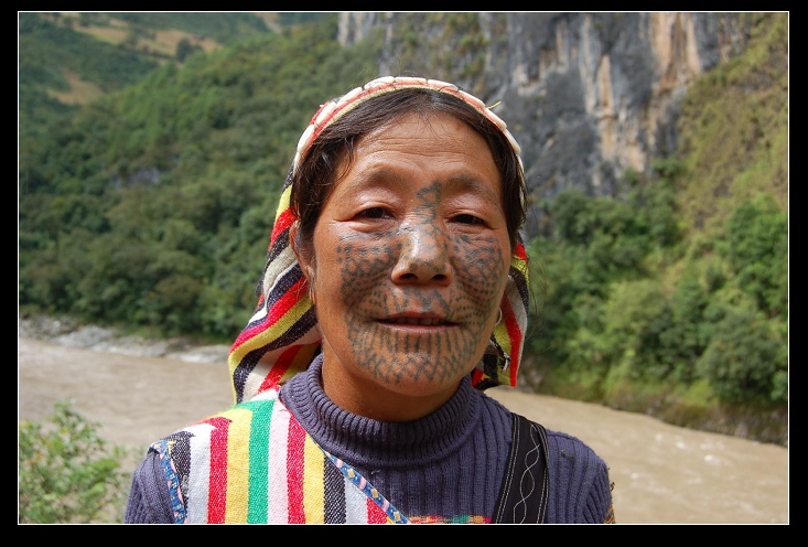 独龙纹面女 摄影 晶妖晶