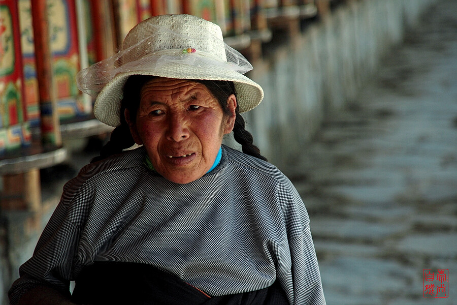 虔诚的藏族妇女 摄影 崇尚自然