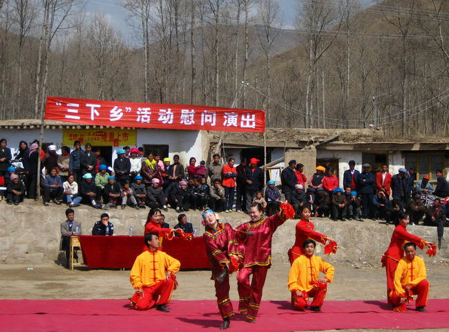 青海农村“三下乡” 摄影 秦儿