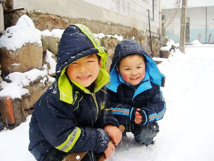 蹲在雪地里的孩子 摄影 小灵