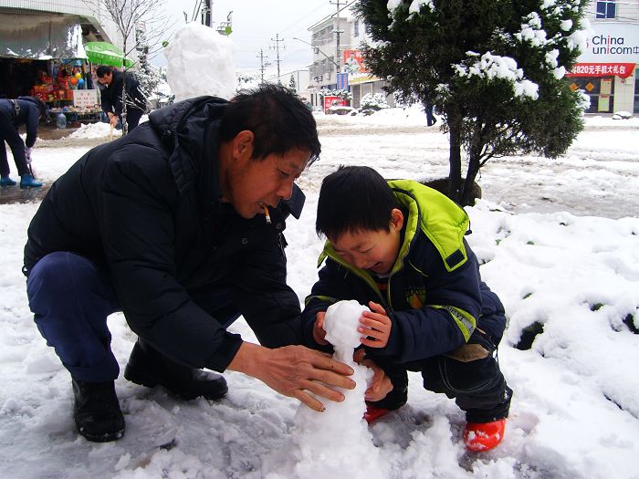 齐心协力堆雪人 摄影 小灵