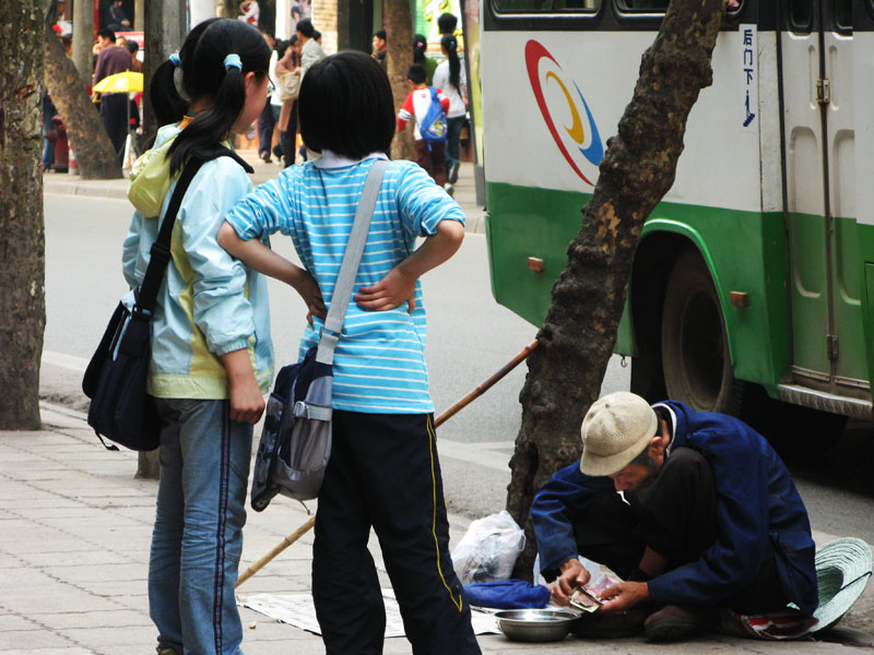 "他为啥在这里数钱?" 摄影 快乐瞬间