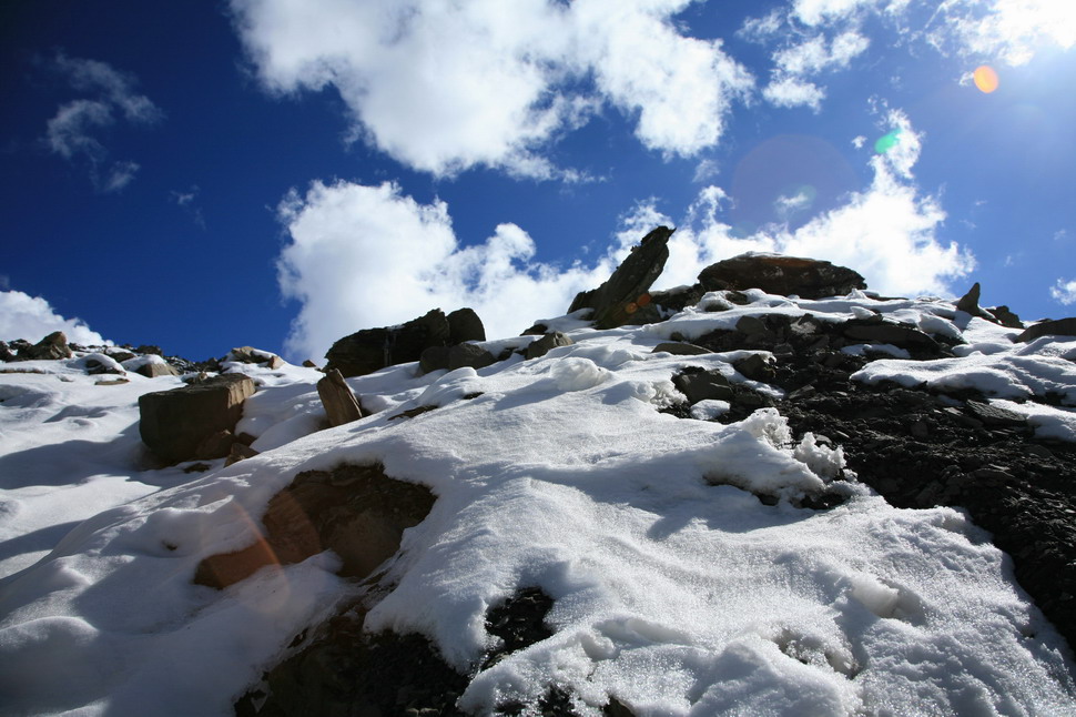 白云白雪、蓝天黑石 摄影 陆奇