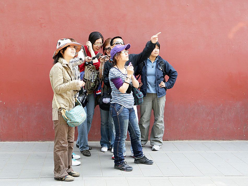 红墙下的旅游者 摄影 lantian