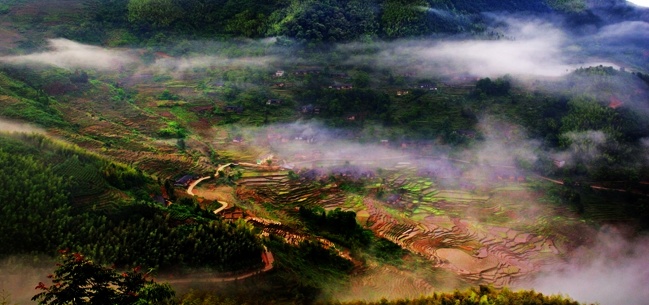 雨后青山云犹在 摄影 沈溪波