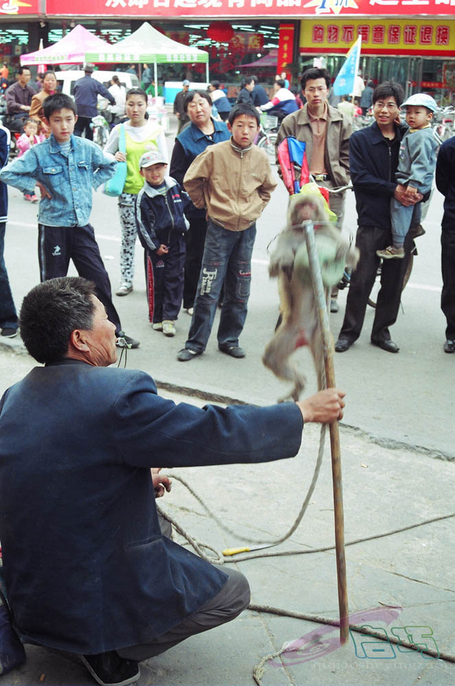 游街卖艺人 摄影 秦绪荣