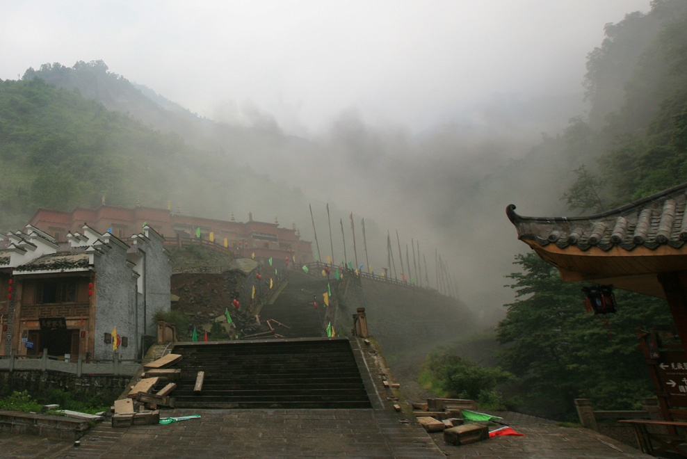 千佛山地震 之一 摄影 月徘徊