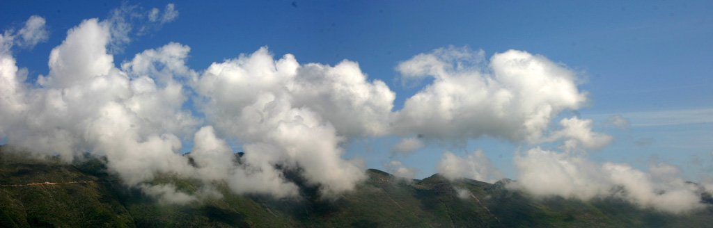 高高巫山溜溜的云 摄影 巫峡江边人