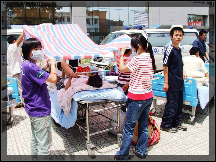 撑起一片阴凉——烈日下的青年自愿者 摄影 四川行者