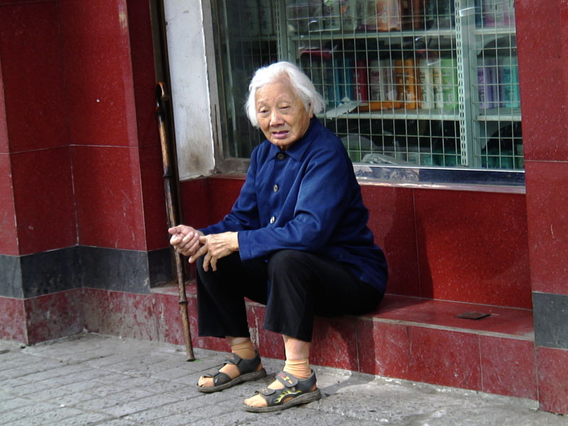 太婆坐在马路边 摄影 快乐瞬间