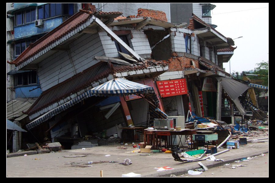 倾斜的小饭馆-四川大地震5 摄影 扛啤酒的蚂蚁