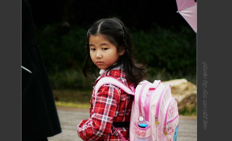 春雨中的小女生 摄影 沙漠之驼