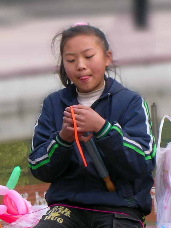 卖汽球的女孩 摄影 尹成