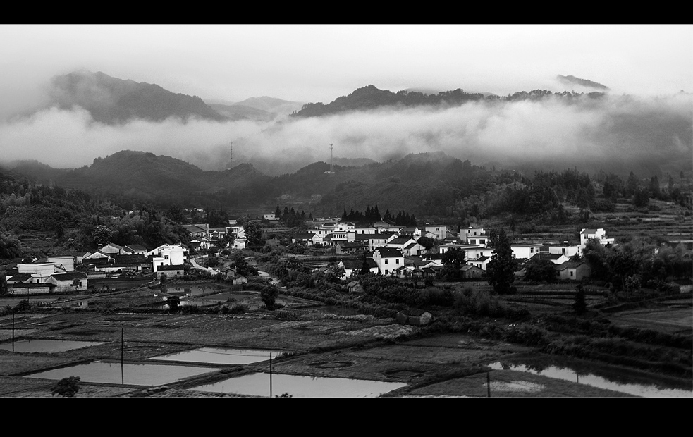 雨中山村 摄影 孤马游疆