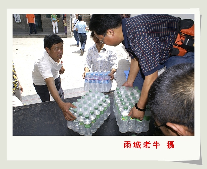 把爱送到灾区-----14 摄影 雨城老牛