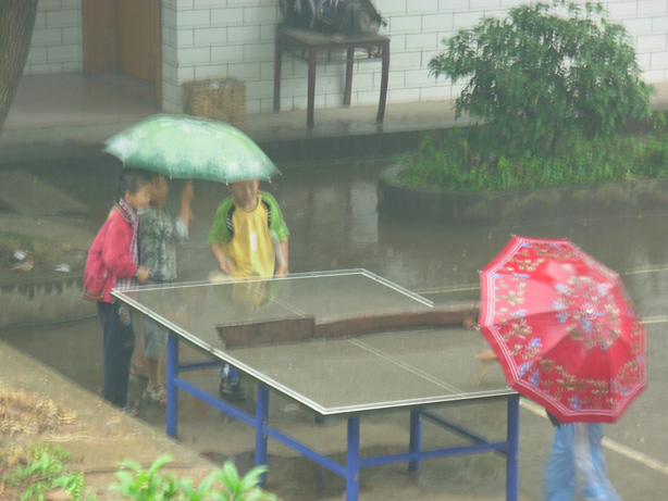 雨中即景：山里孩子乒乓迎奥运 摄影 湘西憨人