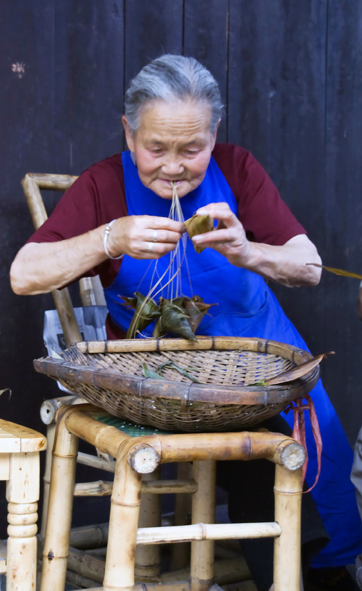 包粽子的老人 摄影 淳哥