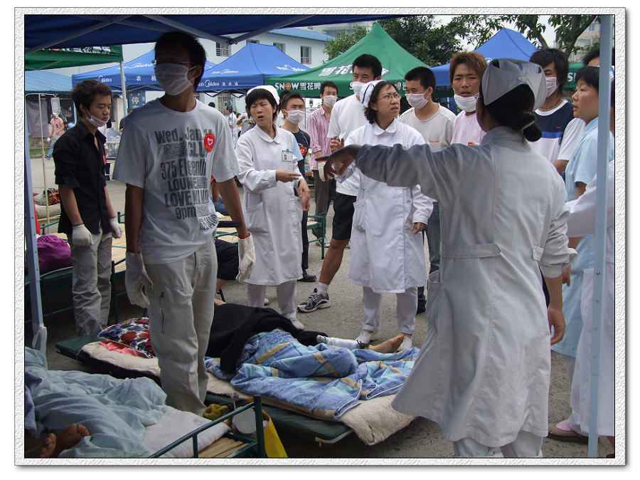 紧急转移-四川大地震18 摄影 扛啤酒的蚂蚁