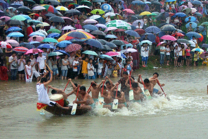 雨中赛龙舟 摄影 山豆