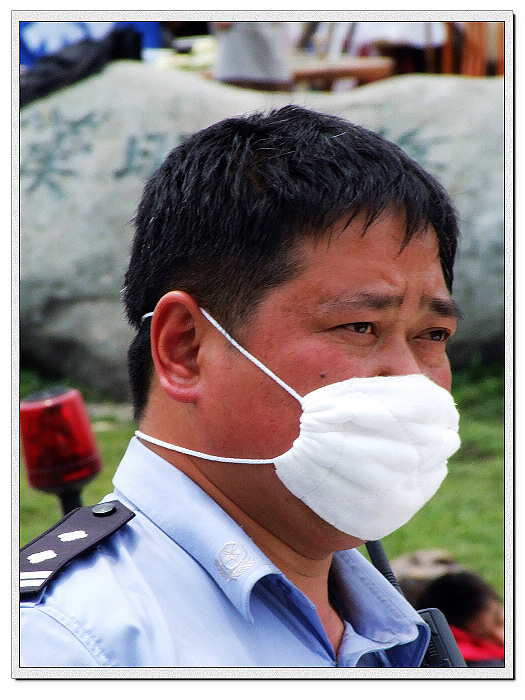 坚强面对-四川大地震22 摄影 扛啤酒的蚂蚁