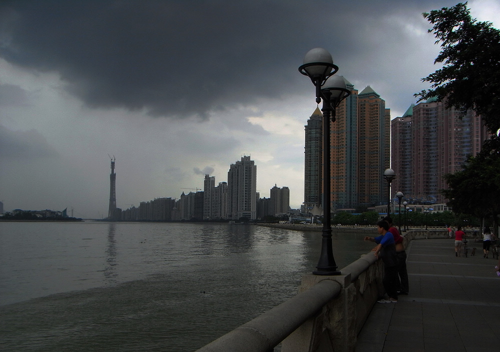 黑雲壓城城欲摧。。。 摄影 蛋寶