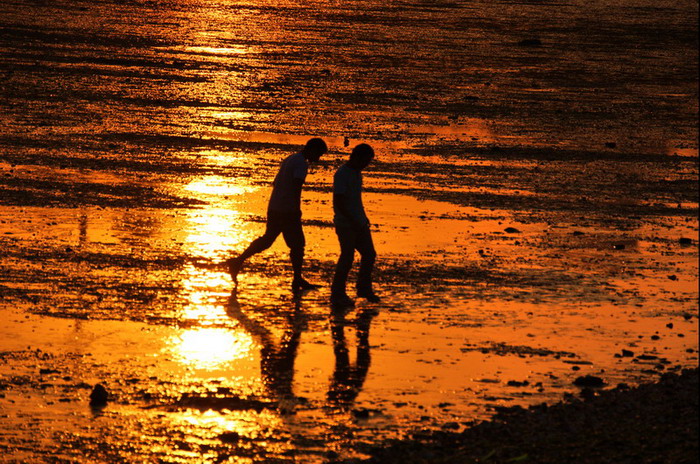 踏着夕阳的脚步 摄影 渭水