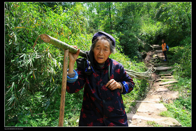 勤劳的山里人 摄影 圣手游医