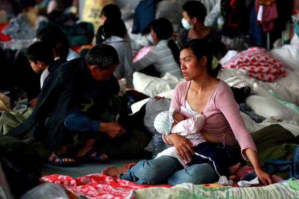 大震后的绵阳九洲体育馆灾民 摄影 西北土狼