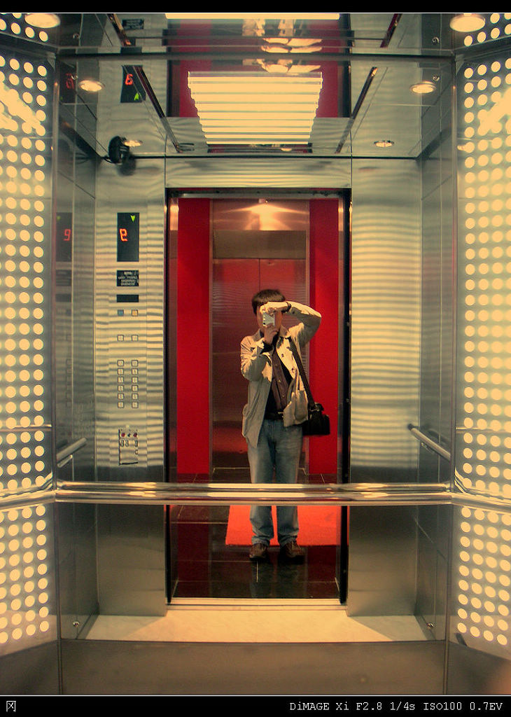 Mirror in lift 摄影 王冈