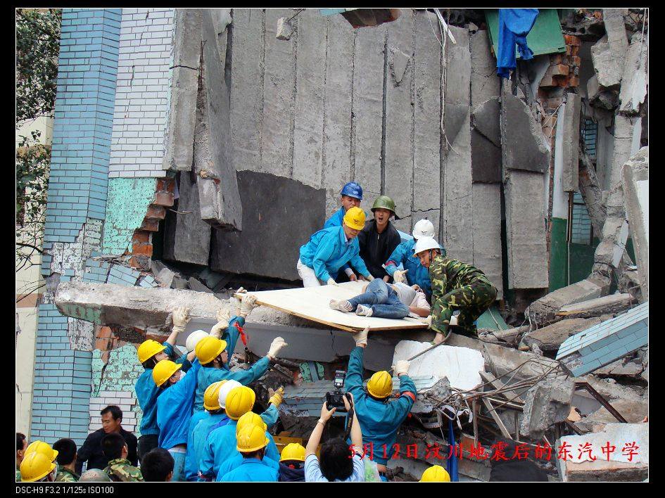 5月12日地震后的东汽中学 摄影 迷路人.