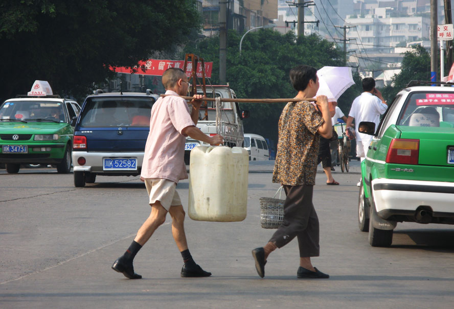 夫妻双抬把家还 摄影 快乐瞬间