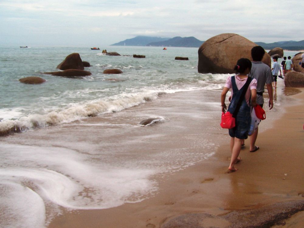 走在海边的沙滩上 摄影 雨v季